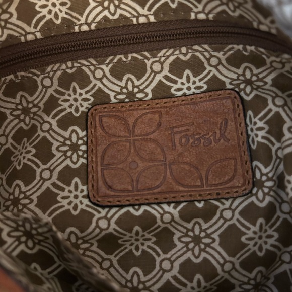 Fossil Rustic Brown Leather 2 in 1 Crossbody/ Shoulder Bag with Vintage Appeal - Picture 5 of 14